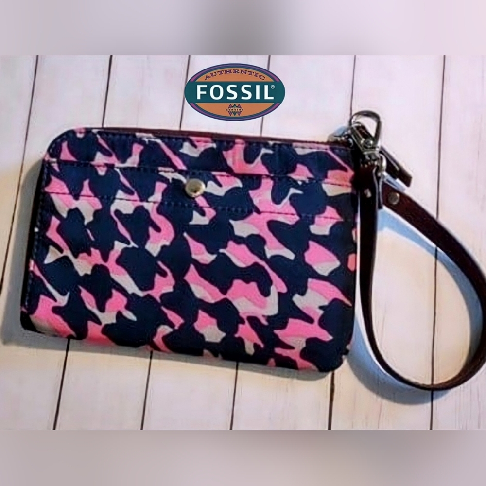 Fossil Sydney Signature Camo Wristlet NWOT